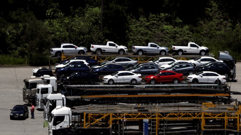 © Reuters. Veículos em cima de caminhão-cegonha em fábrica em São Bernardo do Campo