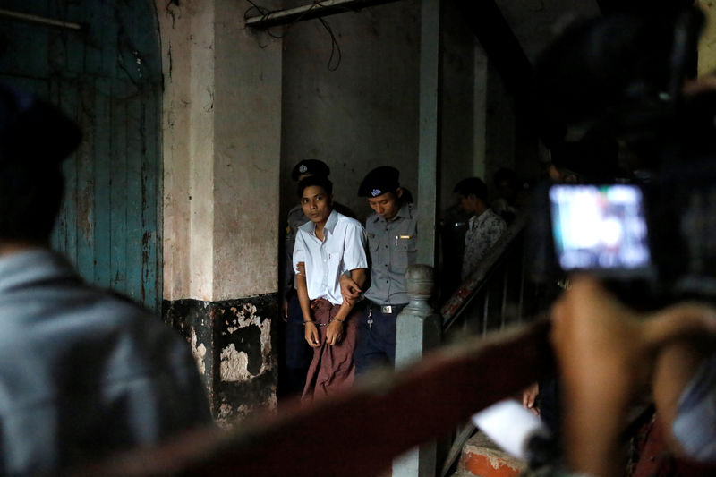 © Reuters. Jornalista detido da Reuters Kyaw Soe Oo deixa tribunal após audiência em Yangon, Mianmar