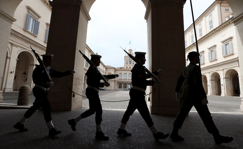 © Reuters. Army officers march inside the Qurinal palace before Carlo Cottarelli meeting with Italy's President Sergio Mattarella at the Quirinal Palace in Rome