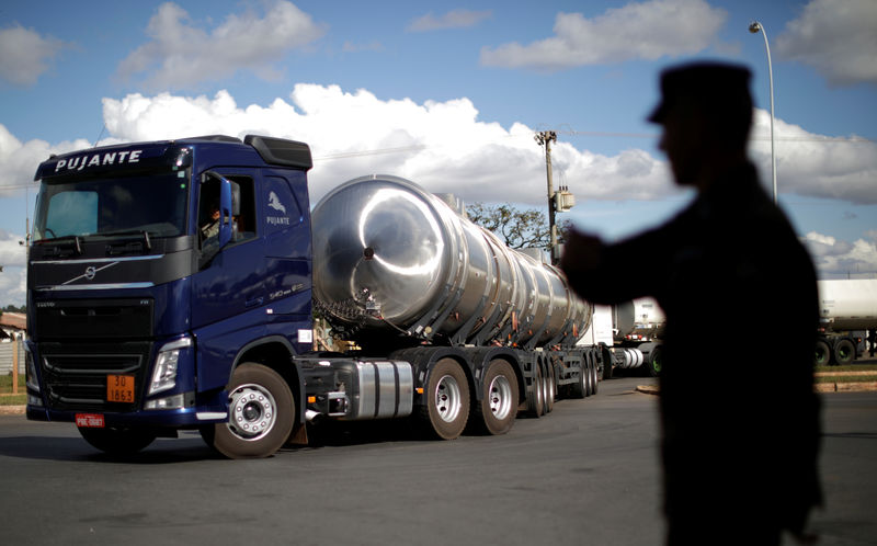 © Reuters. Agente do Exército ante caminhão-tanque em Brasília