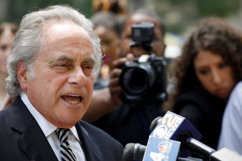 © Reuters. Advogado Benjamin Brafman concede entrevista em Nova York