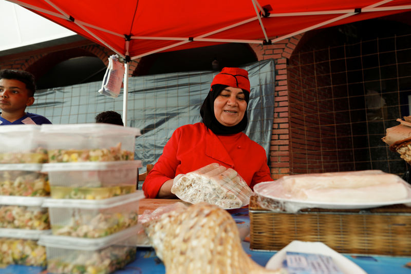 © Reuters. صاحبة مطعم بالجزائر تكسب رزقها من عمل يهيمن عليه الرجال