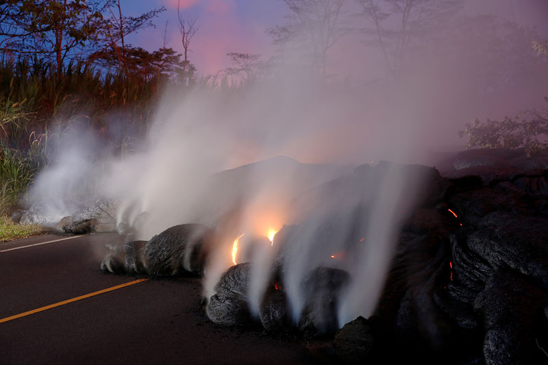 © Reuters. Lava do vulcão havaiano Kilauea fecha rodovia 132, perto de Pahoa