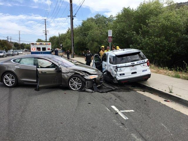 © Reuters. A Tesla sedan is shown after it struck a parked Laguna Beach Police Department vehicle in Laguna Beach, California, U.S. in this handout photo