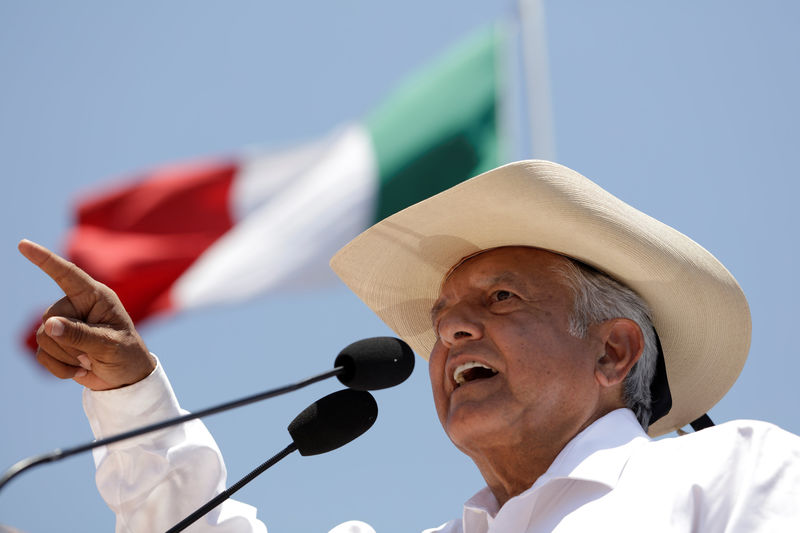 © Reuters. Leftist front-runner Andres Manuel Lopez Obrador of MORENA addresses supporters during a campaign rally in Zitacuaro