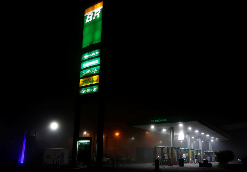 © Reuters. A Petrobras gas station closed due to the truck owners strike is pictured at Embu das Artes