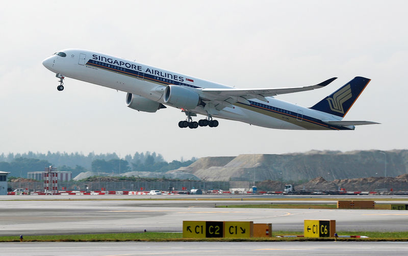 © Reuters. FILE PHOTO: A Singapore Airlines Airbus A350 plane takes off at Changi Airport in Singapore