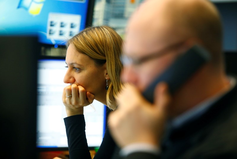 © Reuters. Traders work at Frankfurt's stock exchange in Frankfurt