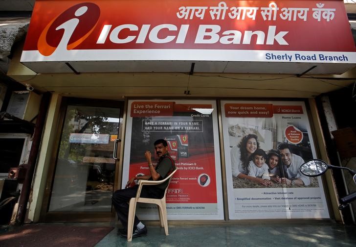 © Reuters. A security guard sits outside an ICICI bank branch in Mumbai