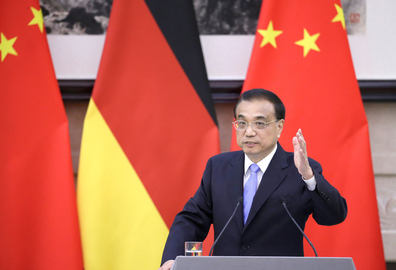 © Reuters. China's Premier Li Keqiang speaks at a joint news conference with German Chancellor Angela Merkel in Beijing