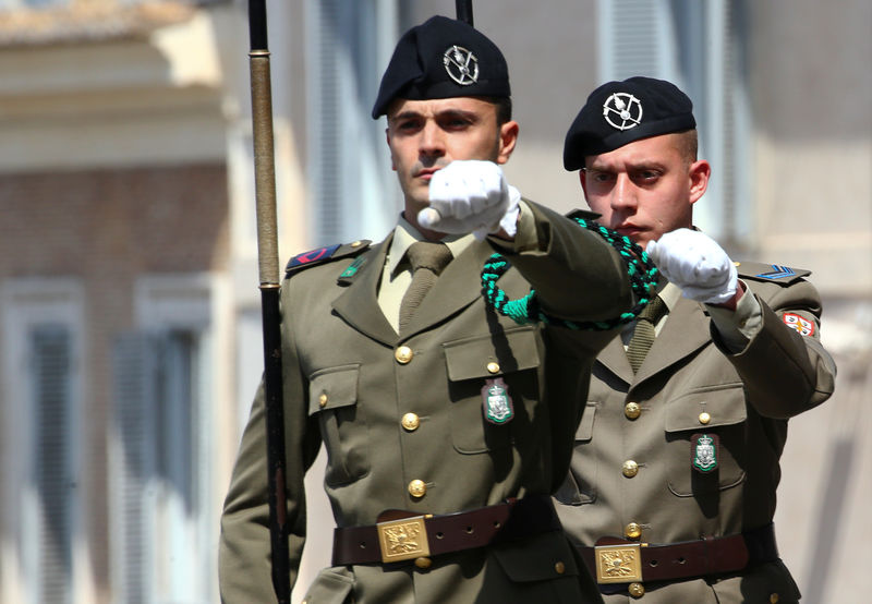 © Reuters. Italian Army officers march in front of the Quirinal Palace in Rome
