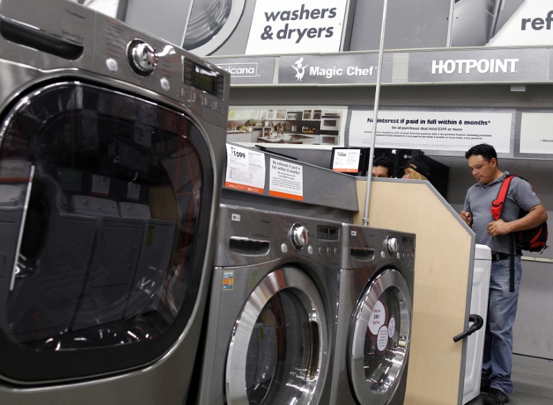 © Reuters. Shoppers look at washers and dryers at a Home Depot store in New York