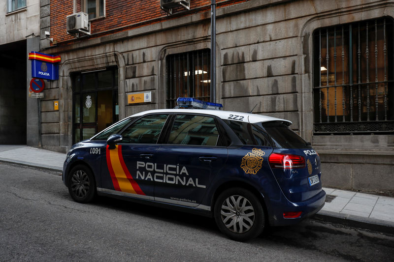 © Reuters. Veículo policial é visto do lado de fora de delegacia em Madri, na Espanha