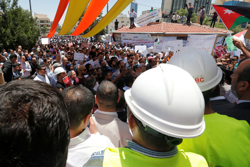 © Reuters. آلاف الأردنيين يضربون احتجاجا على زيادات ضريبية توجيه من صندوق النقد