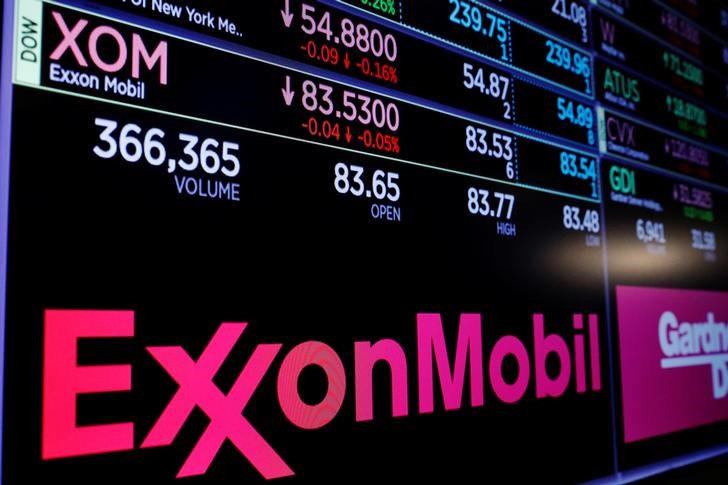 © Reuters. A logo of Exxon Mobil is displayed on a monitor above the floor of the New York Stock Exchange shortly after the opening bell in New York