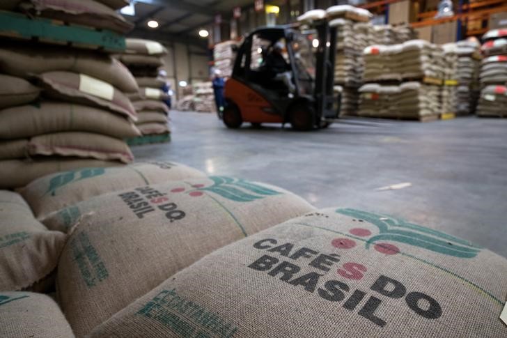 © Reuters. Sacos de café em galpão de armazenamento