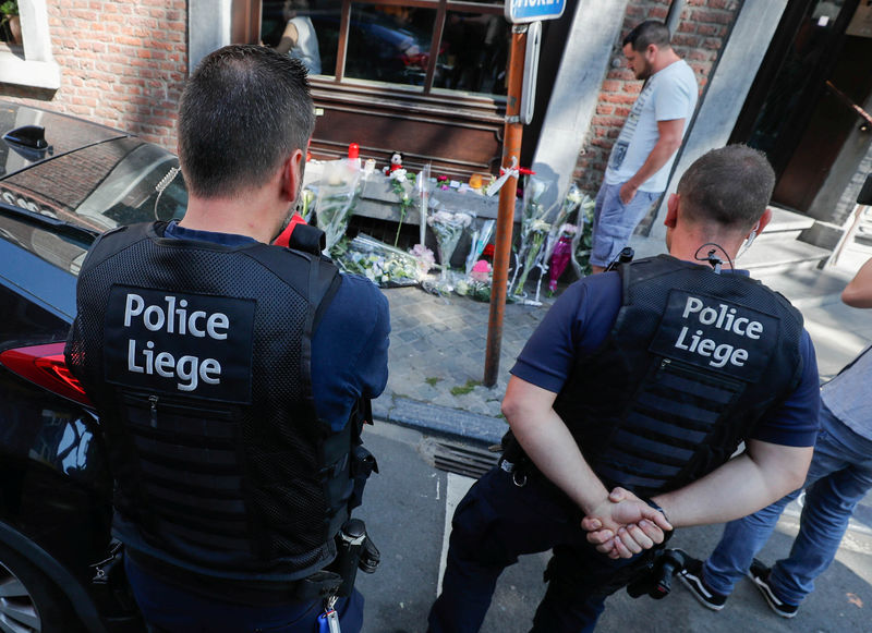 © Reuters. Policiais belgas fazem homenagem em local de tiroteio em Liege