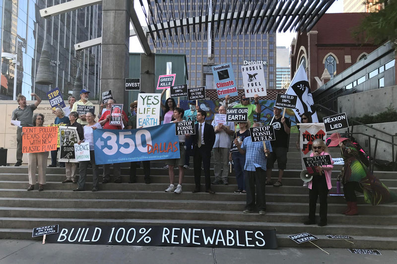 © Reuters. Protesters gather outside the Exxon shareholders' meeting in Dallas