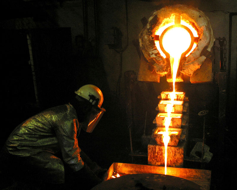 © Reuters. FILE PHOTO: A worker pours gold at the AngloGold Ashanti mine at Obuasi, Ghana