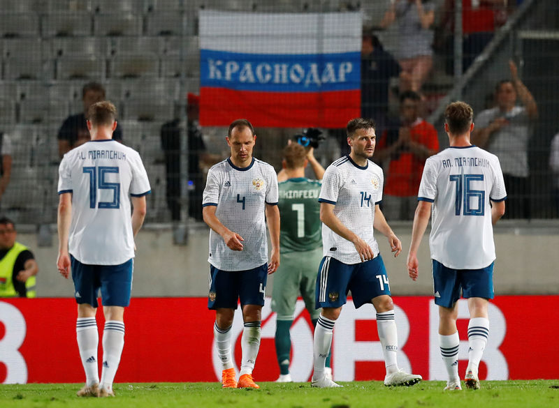 © Reuters. روسيا مستضيفة كأس العالم تواجه المزيد من المشكلات بالخسارة أمام النمسا