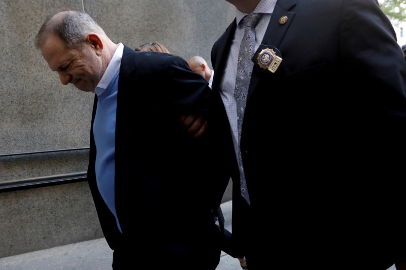 © Reuters. مدعي مانهاتن: توجيه الاتهام رسميا للمنتج هارفي واينستين بالاغتصاب
