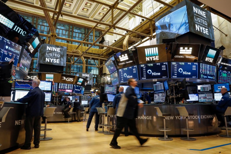 © Reuters. Трейдеры на фондовой бирже в Нью-Йорке