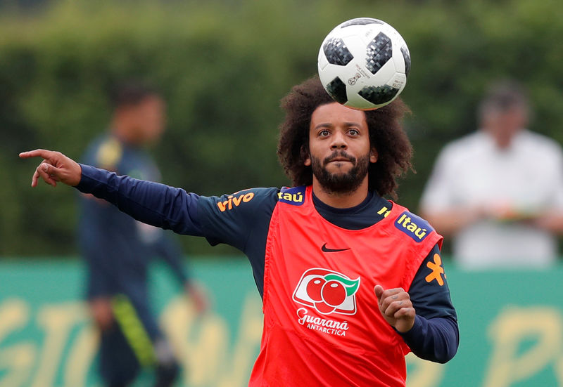 © Reuters. Brasil ya se entrena completo pensando en el Mundial tras la llegada de Marcelo y Casemiro