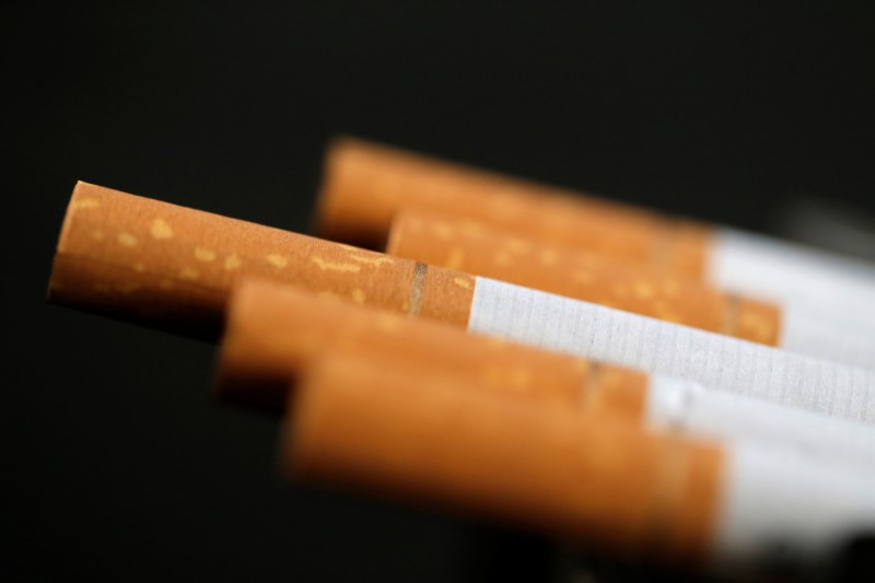 © Reuters. La cifra de fumadores cae, pero el tabaco sigue siendo una de principales causas muerte y enfermedades
