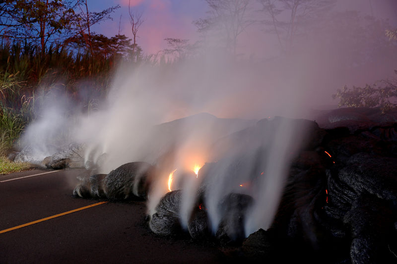 © Reuters. أوامر بالإخلاء في جزيرة بيج أيلاند بهاواي بعد تدفق حمم بركانية