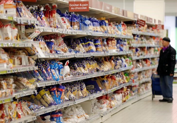 © Reuters. A man looks at children's snacks displayed on shelves as he shops at a Carrefour Hypermarket store in Montreuil, near Paris