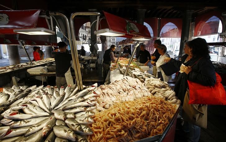 © Reuters. Mercato del pesce a Venezia