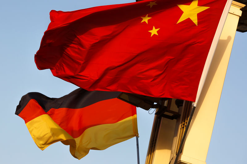 © Reuters. German and Chinese national flags fly in Tiananmen Square ahead of the visit of German Chancellor Angela Merkel in Beijing