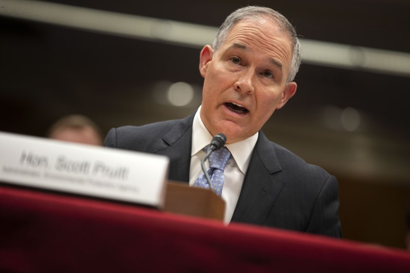 © Reuters. EPA Administrator Pruitt testifies before a Senate Appropriations  Subcommittee hearing on the proposed budget for the Environmental Protection Agency on Capitol Hill in Washington