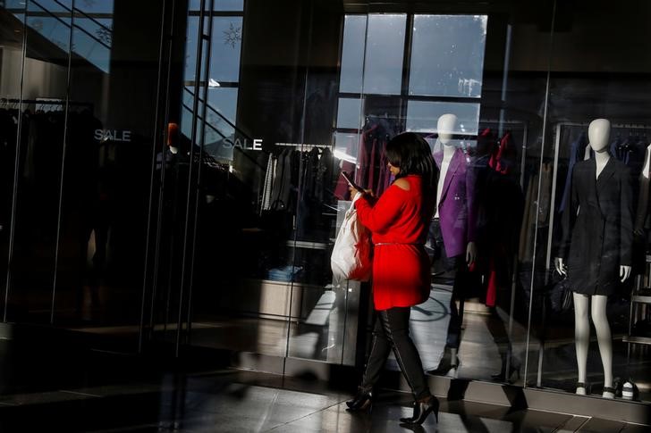 © Reuters. A woman shops at Brookfield Place in Lower Manhattan in New York