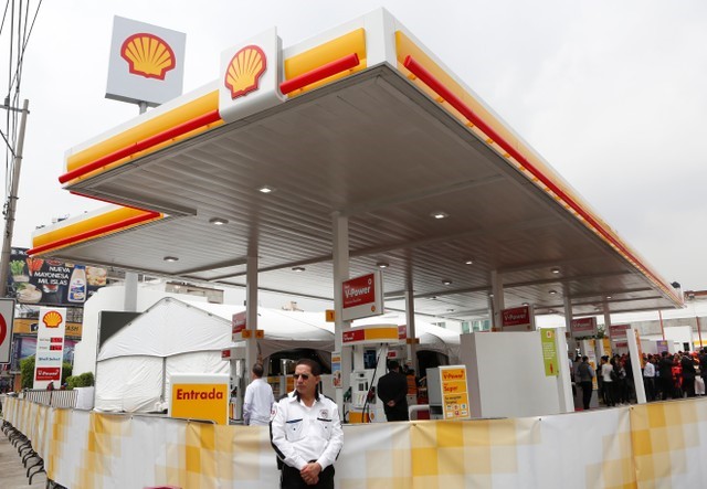 © Reuters. A guard stands outside Anglo-Dutch oil major Royal Dutch Shell's first gas station in Mexico City