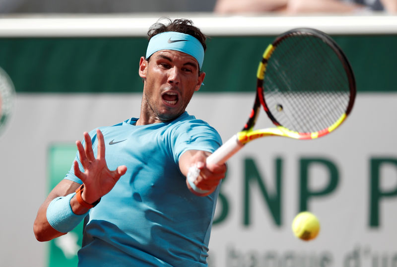 © Reuters. Nadal vence a argentino Pella y pasa a tercera ronda en Roland Garros