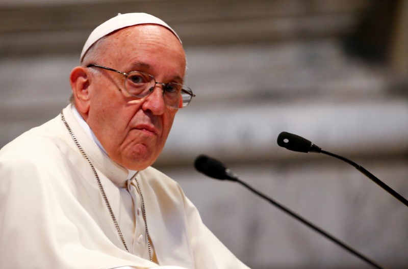 © Reuters. البابا يعد بعدم تجاهل فضيحة انتهاكات جنسية في تشيلي ويعيد فتح تحقيق