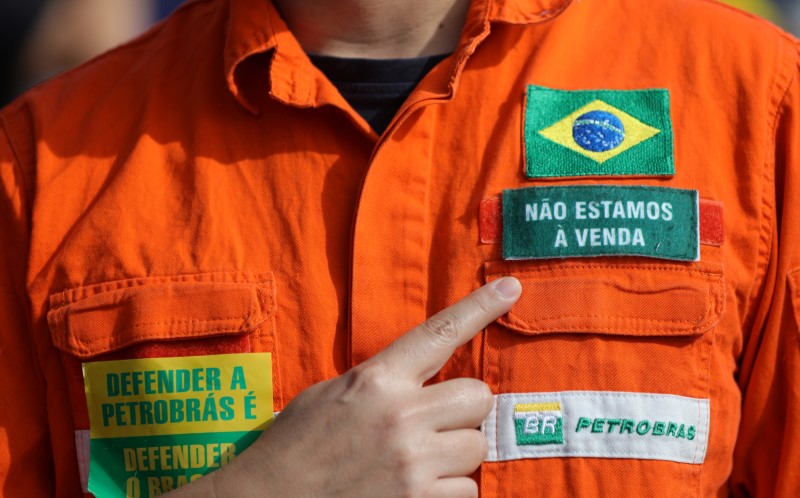 © Reuters. Petroleiro na entrada da refinaria Alberto Pasqualini, em Canoas (RS)