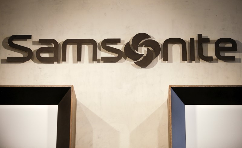 © Reuters. FILE PHOTO: The logo of Samsonite is seen in a shop in downtown Rome