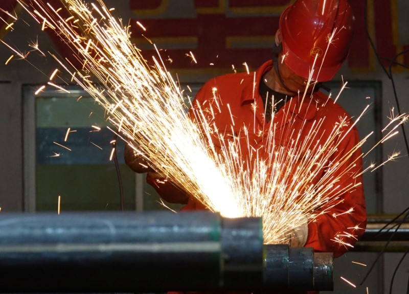 © Reuters. FILE PHOTO: A worker polishes steel pipes at a factory of Dongbei Special Steel Group Co Ltd in Dalian