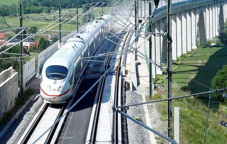 © Reuters. An Intercity Express ICE train of Deutsche Bahn AG is pictured on the new new rail line connecting Berlin and Munich in Gehren near Erfurt