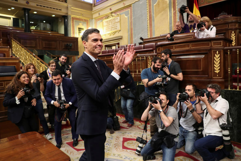 © Reuters. Novo primeiro-ministro da Espanha, o socialista Pedro Sánchez após aprovação de moção de censura no Parlamanto