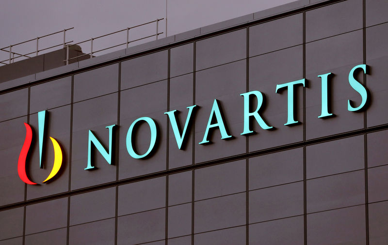 © Reuters. FILE PHOTO: Swiss drugmaker Novartis' logo is seen in Stein