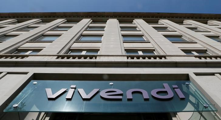 © Reuters. FILE PHOTO:A logo is seen over the main entrance of the entertainment-to-telecoms conglomerate Vivendi's headquarters in Paris