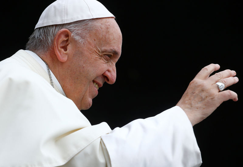 © Reuters. FILE PHOTO: Pope Francis arrives to lead the Wednesday general audience in Saint Peter's square at the Vatican