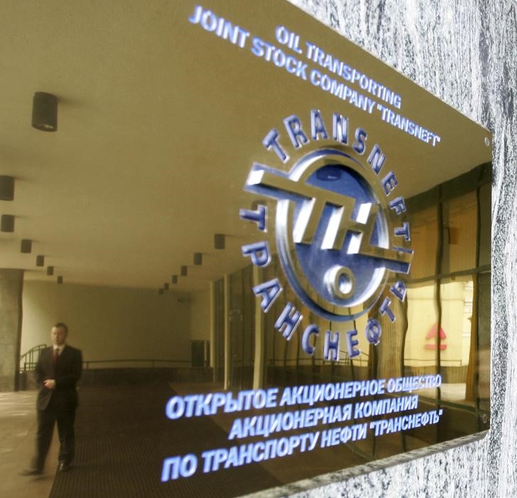 © Reuters. Вывеска с логотипом Транснефти в штаб-квартире компании в Москве