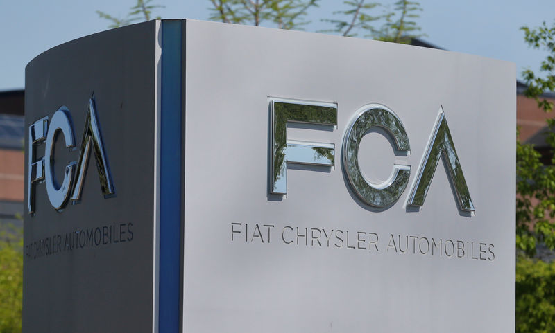 © Reuters. FILE PHOTO: A Fiat Chrysler Automobiles sign is seen at the U.S. headquarters in Auburn Hills, Michigan