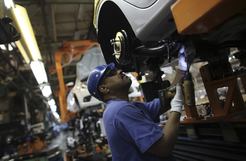 © Reuters. Funcionário trabalha em fábrica de automóveis em São Bernardo do Campo, São Paulo