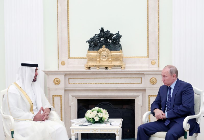 © Reuters. Российский президент Владимир Путин и наследный принц Абу-Даби Мухаммед Аль Нахайян во время переговоров в Москве