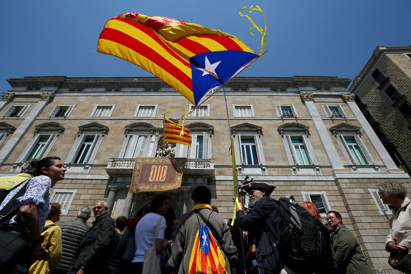 © Reuters. Homem levanta bandeira separatista da Catalunha em Barcelona, na Espanha